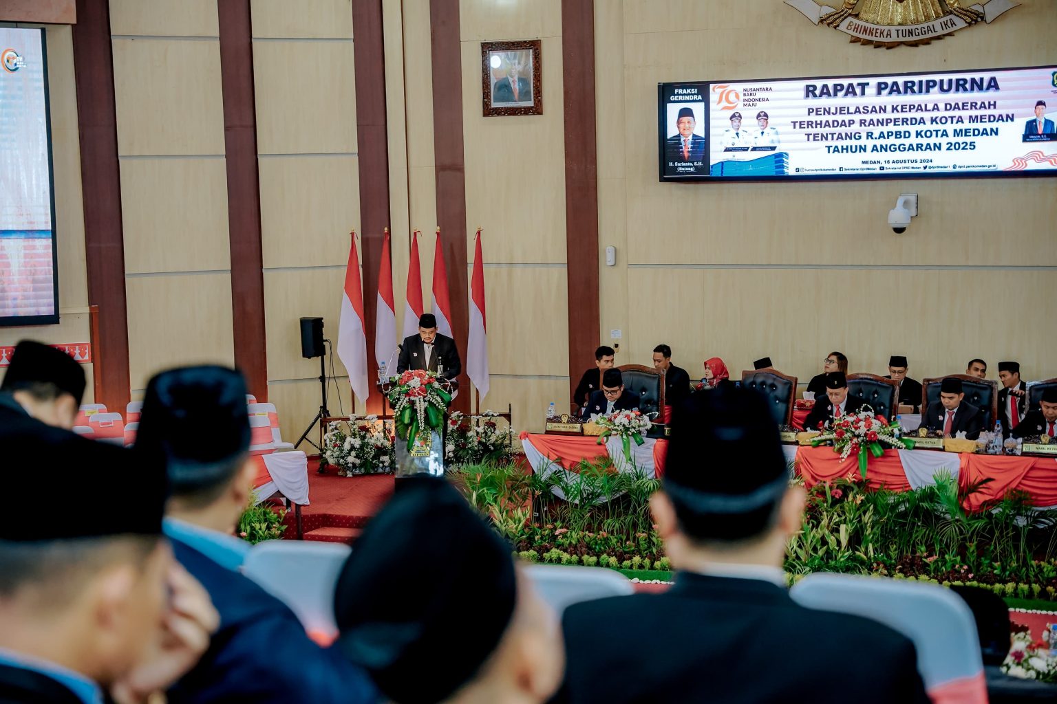 Wali Kota Medan, Bobby Nasution, memberikan penjelasan kepala daerah soal RAPBD TA. 2025 dalam sidang paripurna di DPRD Medan.