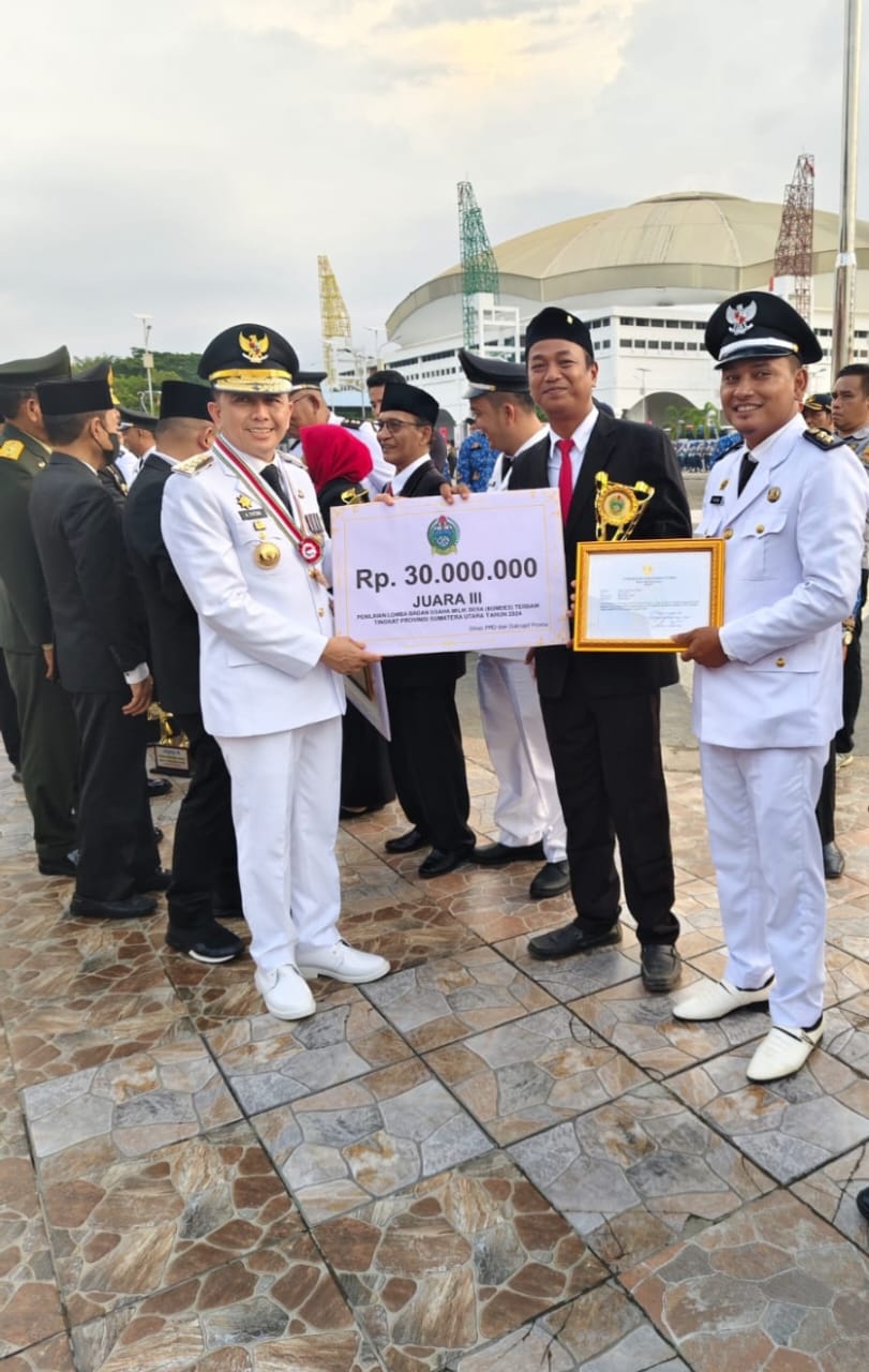 Pangulu Nagori Bosar Bayu meneri a penghargaan Bumnag terbaik ke-3 se-Sumut.