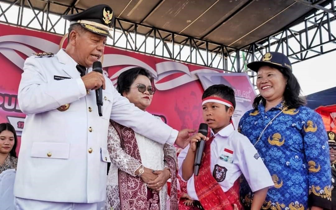 Samuel Novendra Sigalingging Bersama Bupati Simalungun Radiapoh Hasiholan Sinaga.