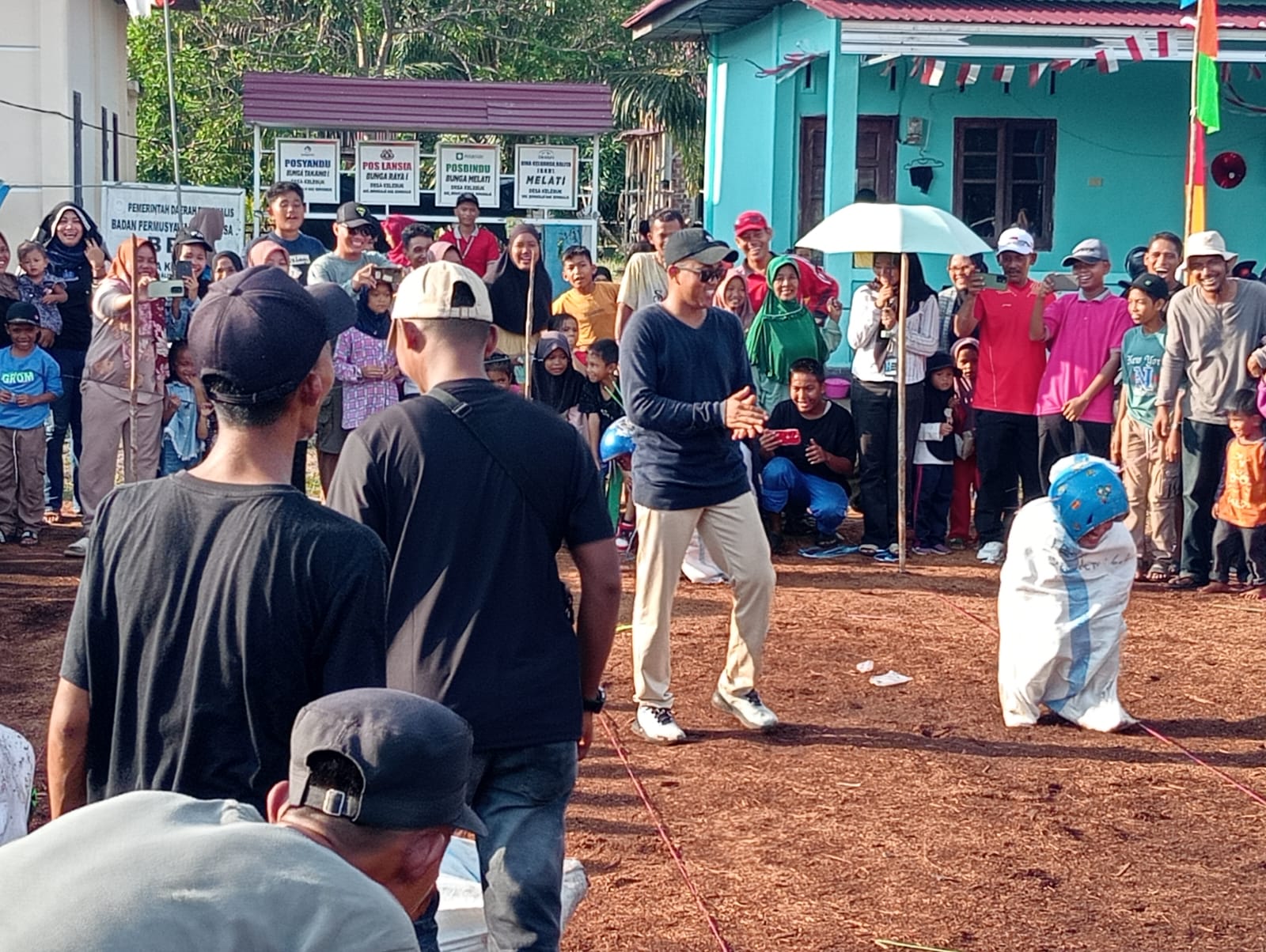 permainan rakyat memeriahkan Hari Ulang Tahun (HUT) ke-79 Republik Indonesia, di Desa Kelebuk, Kecamatan Bengkalis, Kabupaten Bengkalis, Minggu (18/8/2024).