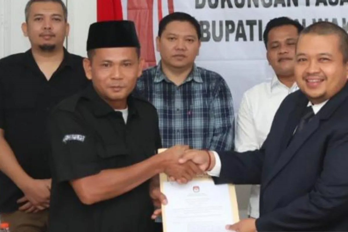 Ketua KPU Tapanuli Selatan Zulhajji Siregar (kiri) menyerahkan syarat dukungan jalur perseorangan untuk Pilkada serentak 2024 kepada bakal calon Bupati petahana Tapsel Dolly Pasaribu.
