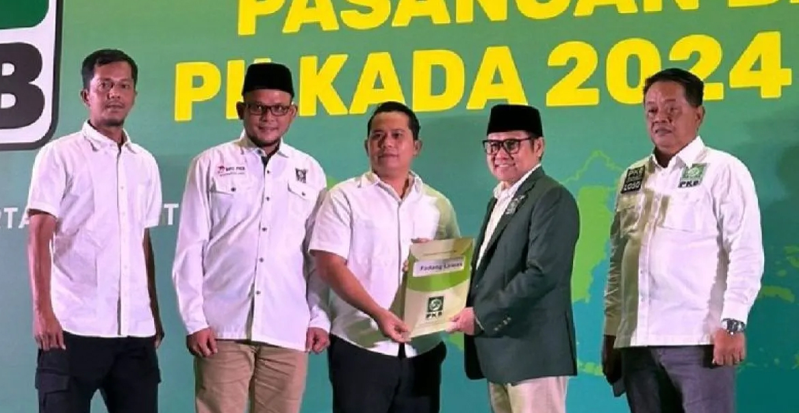 Ketua Umum PKB Muhaimin Iskandar menyerahkan berkas dokumen rekomendasi B.1 &ndash; KWK kepada paslon Putra Mahkota-Achmad.