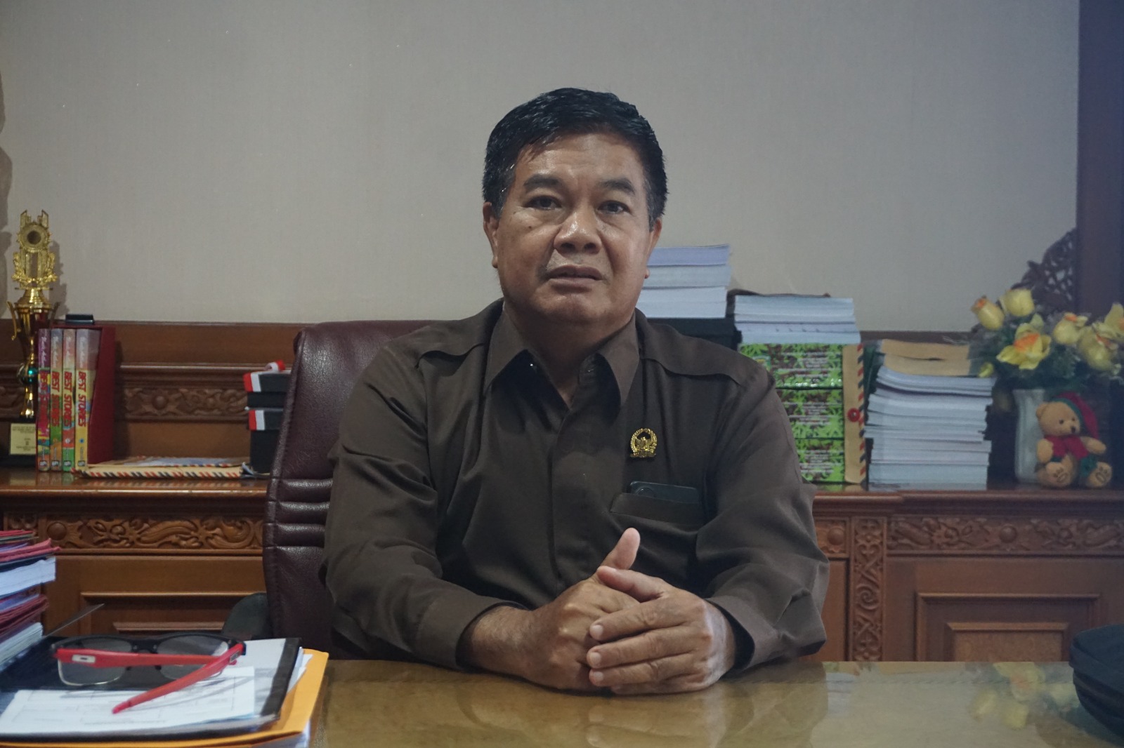 Bendahara DPC PDI Perjuangan Kabupaten Kubar diwawancarai Metrodaily di ruang kerjanya, Senin (20/08/2024).
