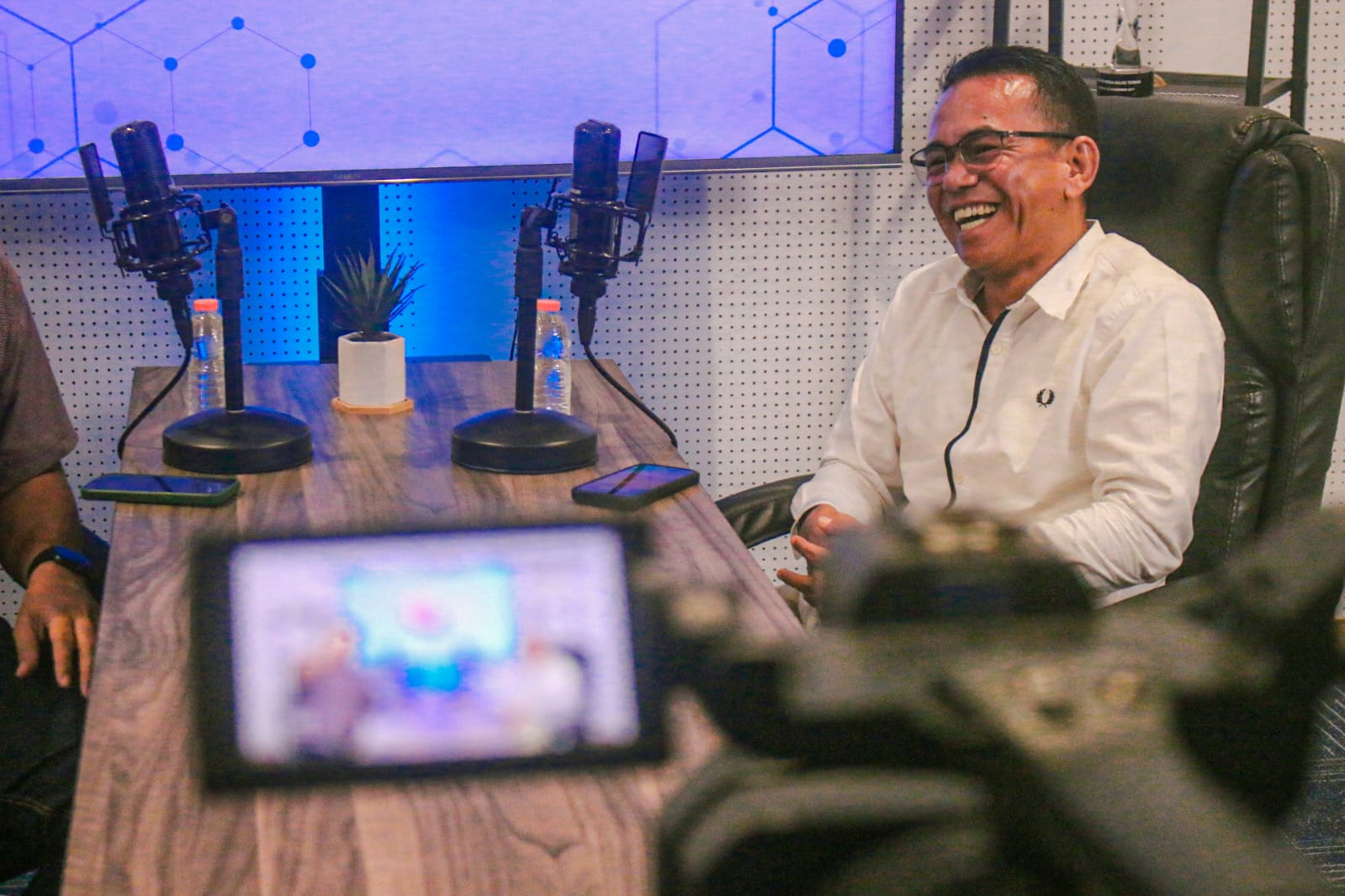 Zakiyuddin Harahap tampak santai dalam podcast yang dibawakan langsung Pimred Harian Tribun Medan, Iin Solihin.