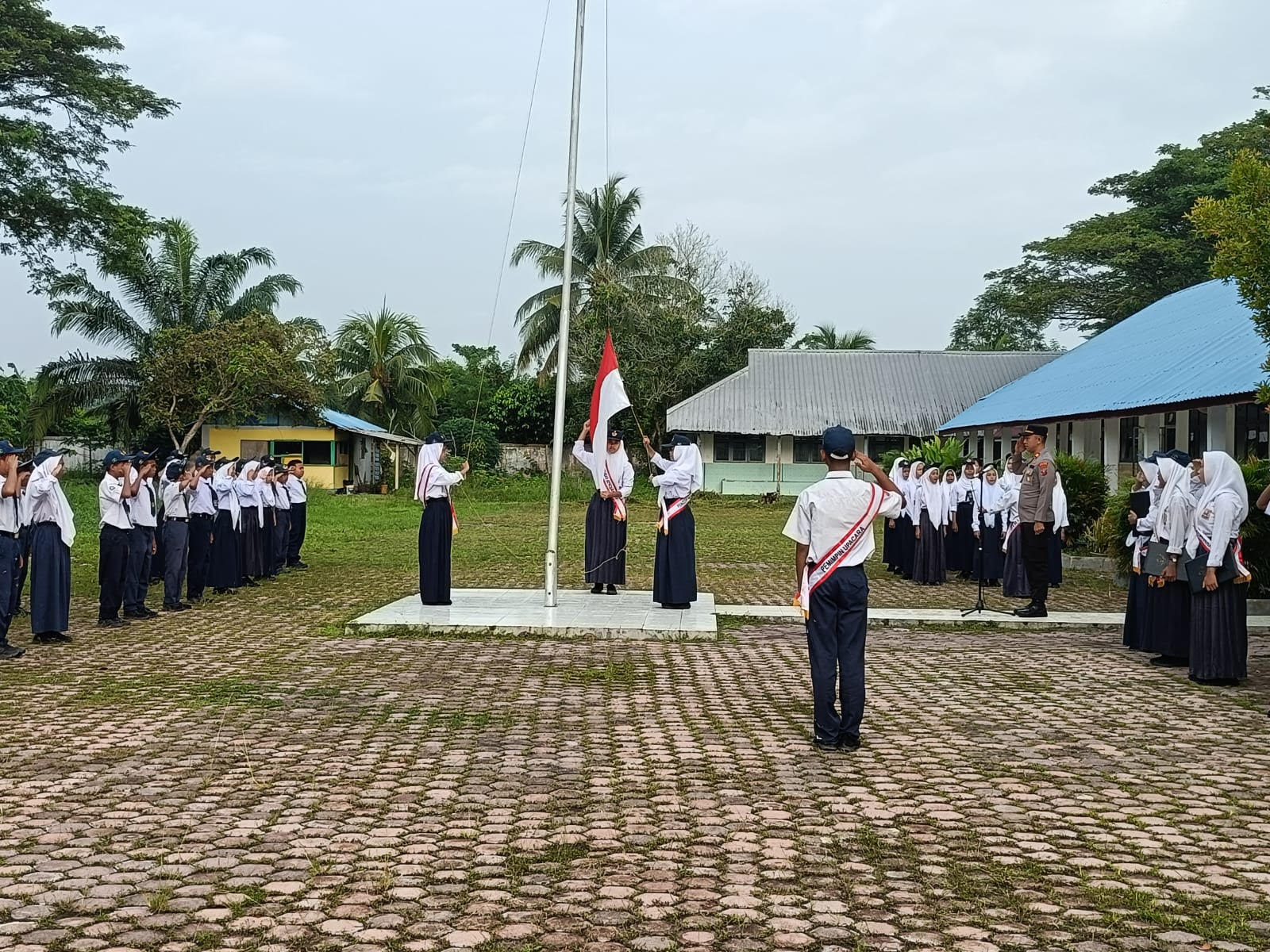 Kapolsek Sei Tualang Raso memimpin upacara di SMP Negeri 9 Sei Raja.
