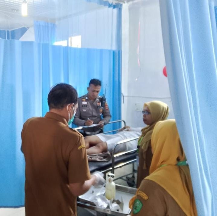 Mahasiswi korban kecelakaan sepeda motor kontra mopen L300, mendapatkan perawatan di RSUD Psp.