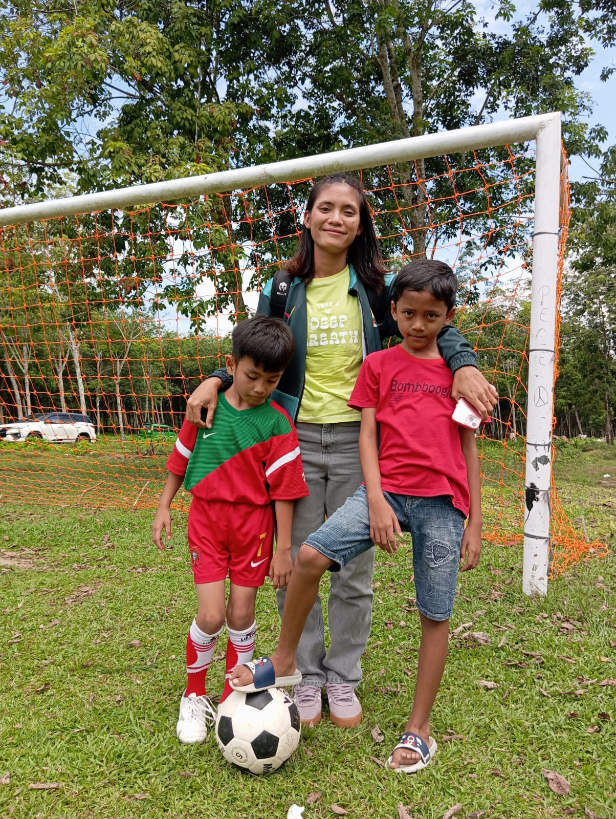 Yesri boru Purba dan dua anak-anak penggemarnya.