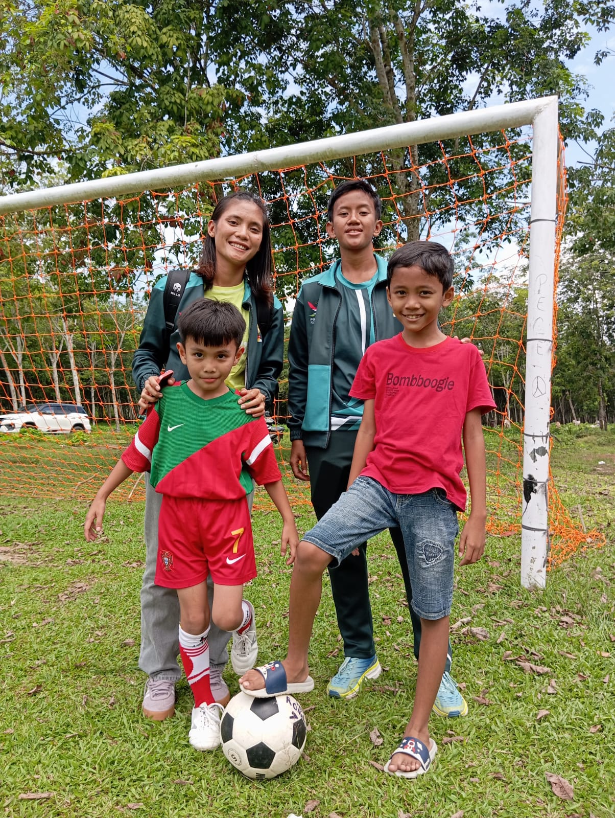 Dua atlet Sepakbola Putri PON Sumut, Yesri boru Purba dan Akila Afifa bersama dua bocah penggemarnya Devano Purba dan Messi Sihotang. (Metrodaily/Leo Sihotang)
