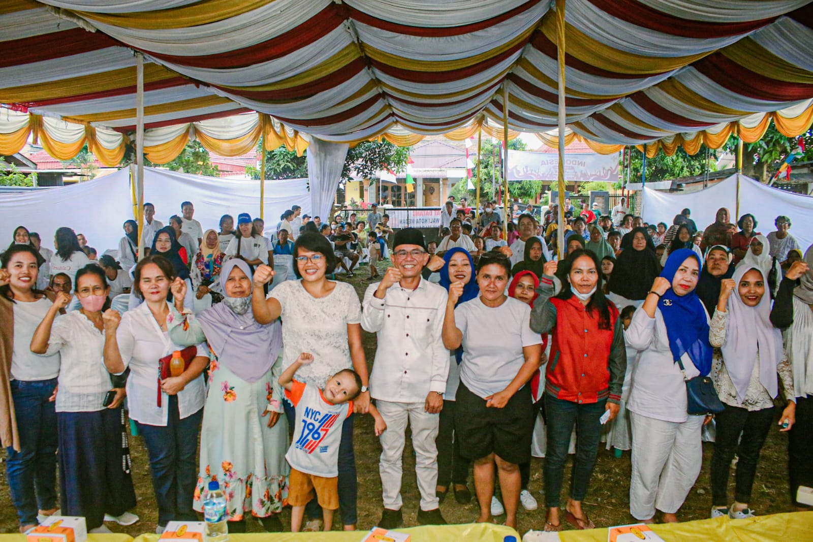 Zakiyuddin Harahap diabadikan bersama warga usai bertemu ramah di Jalan Pintu Air, Sudirejo II, Medan Kota pada Sabtu, 24 Agustus 2024.