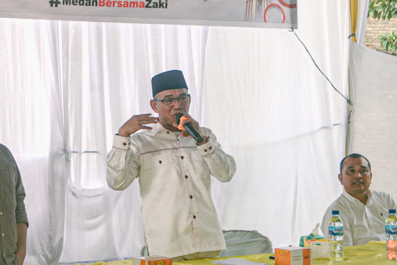 Bacalon Wakil Wali Kota Medan, H Zakiyuddin Harahap SE, saat bertemu ramah dengan warga di Jalan Pintu Air Gg. Selamat, Medan Kota pada Sabtu sore, 24 Agustus 2024.