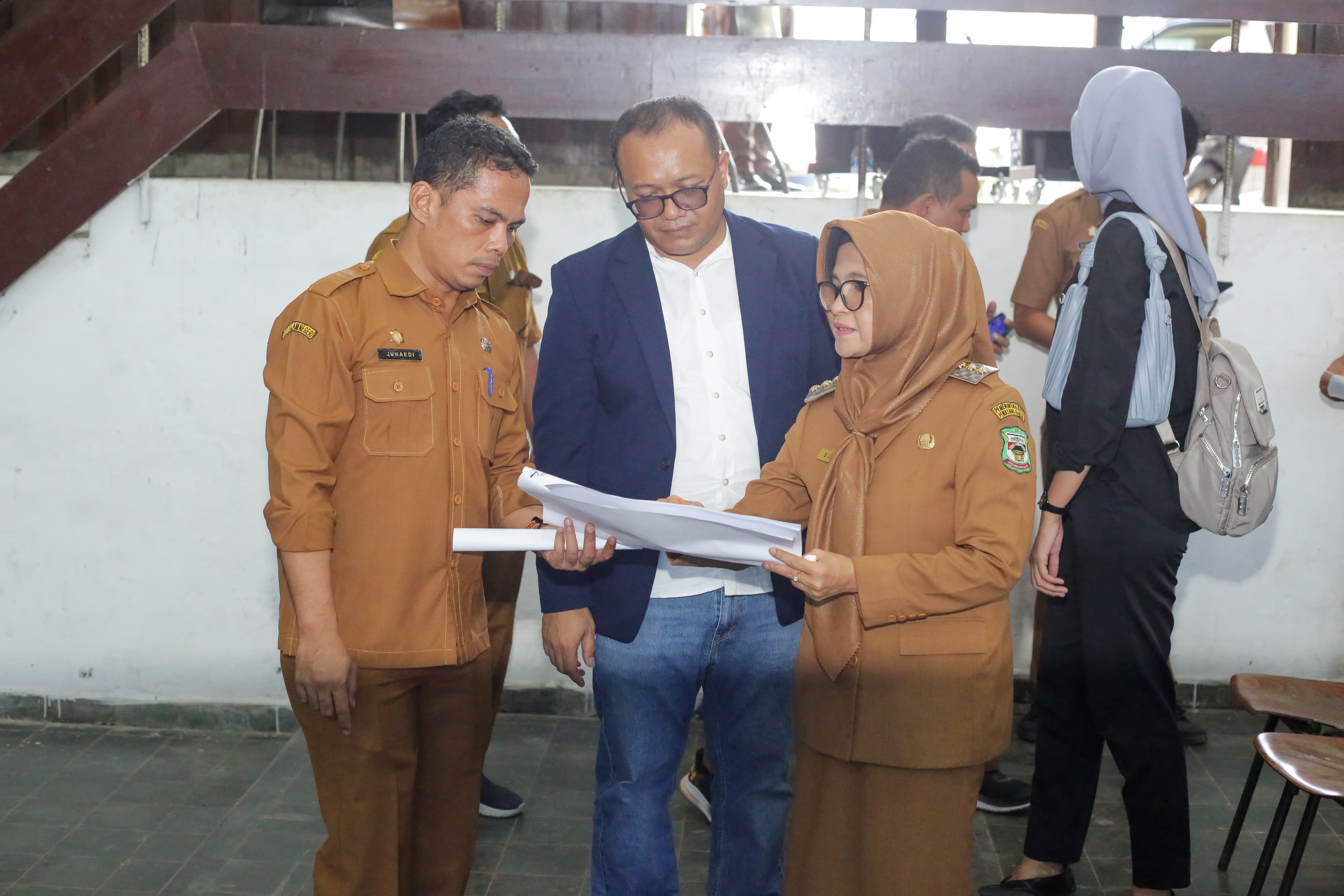 Wali Kota Pematangsiantar Susanti Dewayani dan jajaran meninjau Aila Universitas HKBP Nommensen Pematangsiantar sebagai venue PON cabor tinju yang baru.