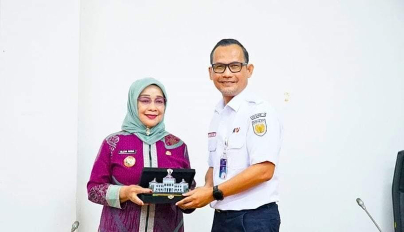 Plt Bupati Labuhanbatu Hj Ellya Rosa Siregar. (kiri)