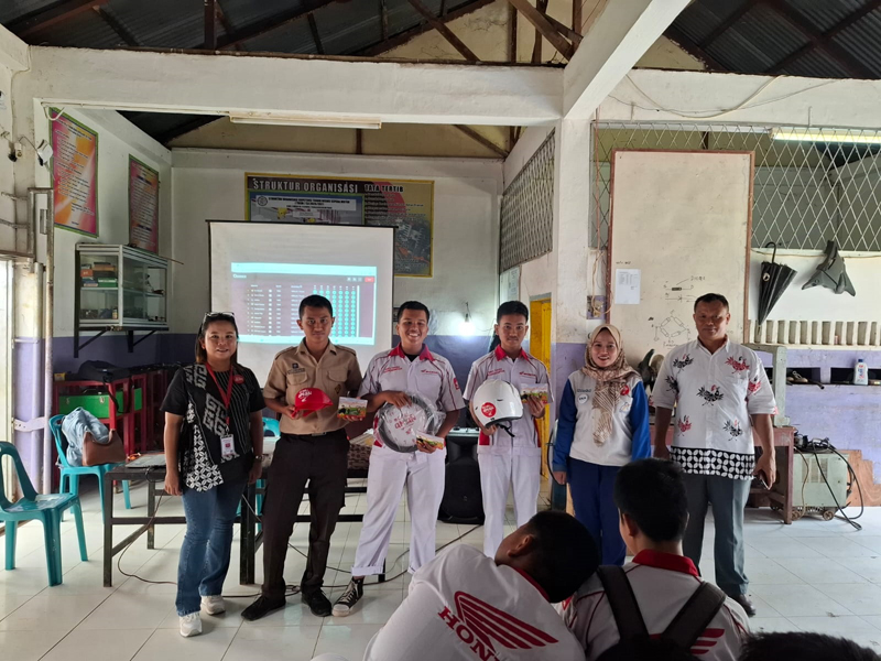 PT Indako Trading Coy Psp edukasi safety riding #Cari_aman hidup penuh arti kepada pelajar SMK Swasta Teruna.