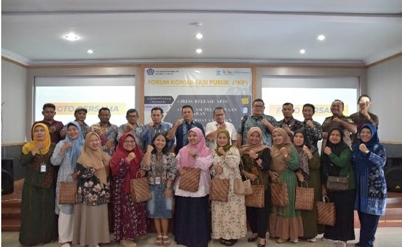 Kepala KPPN Psp IENG Kepala KPPN Psp foto bersama dengan para peserta Forum Konsultasi Publik.