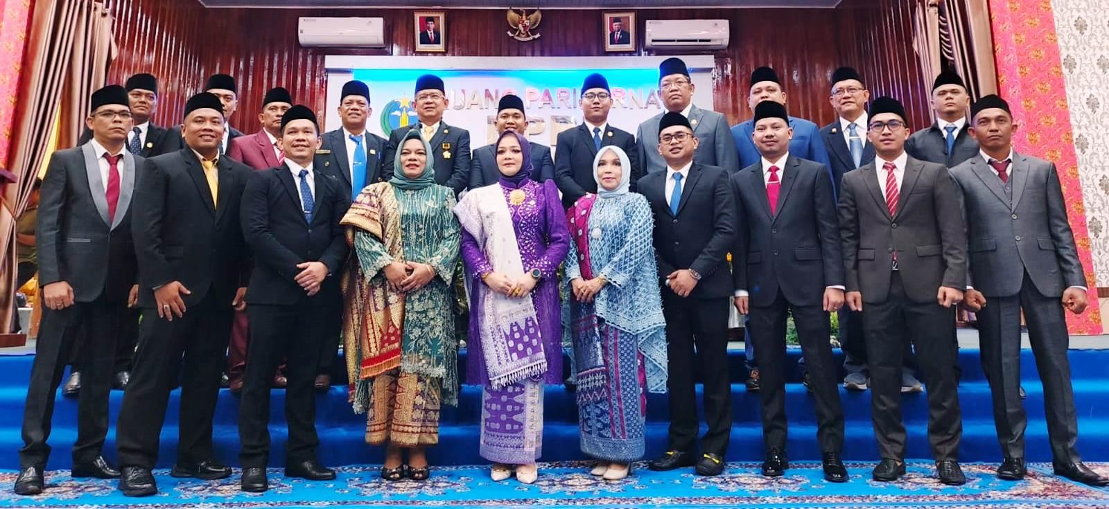 20 Anggota DPRD Sibolga periode 2024-2029 yang baru dilantik foto bersama usai dilantik di ruang Paripurna DPRD Sibolga, Selasa (27/8).