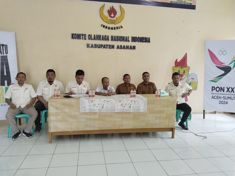 Pengurus KONI Asahan dan Dispora saat menggelar jumpa pers jelang PON XXI. (Perdana)