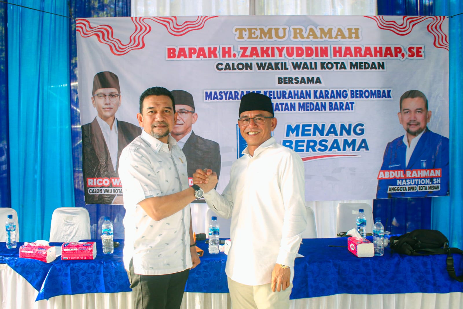 Zakiyuddin Harahap dan Abdul Rahman Nasution alias Mance, salam komando usai bertemu ramah dengan warga. PAN merupakan parpol pendukung Rico Waas dan Zakiyuddin Harahap di Pilkada Medan 2024.