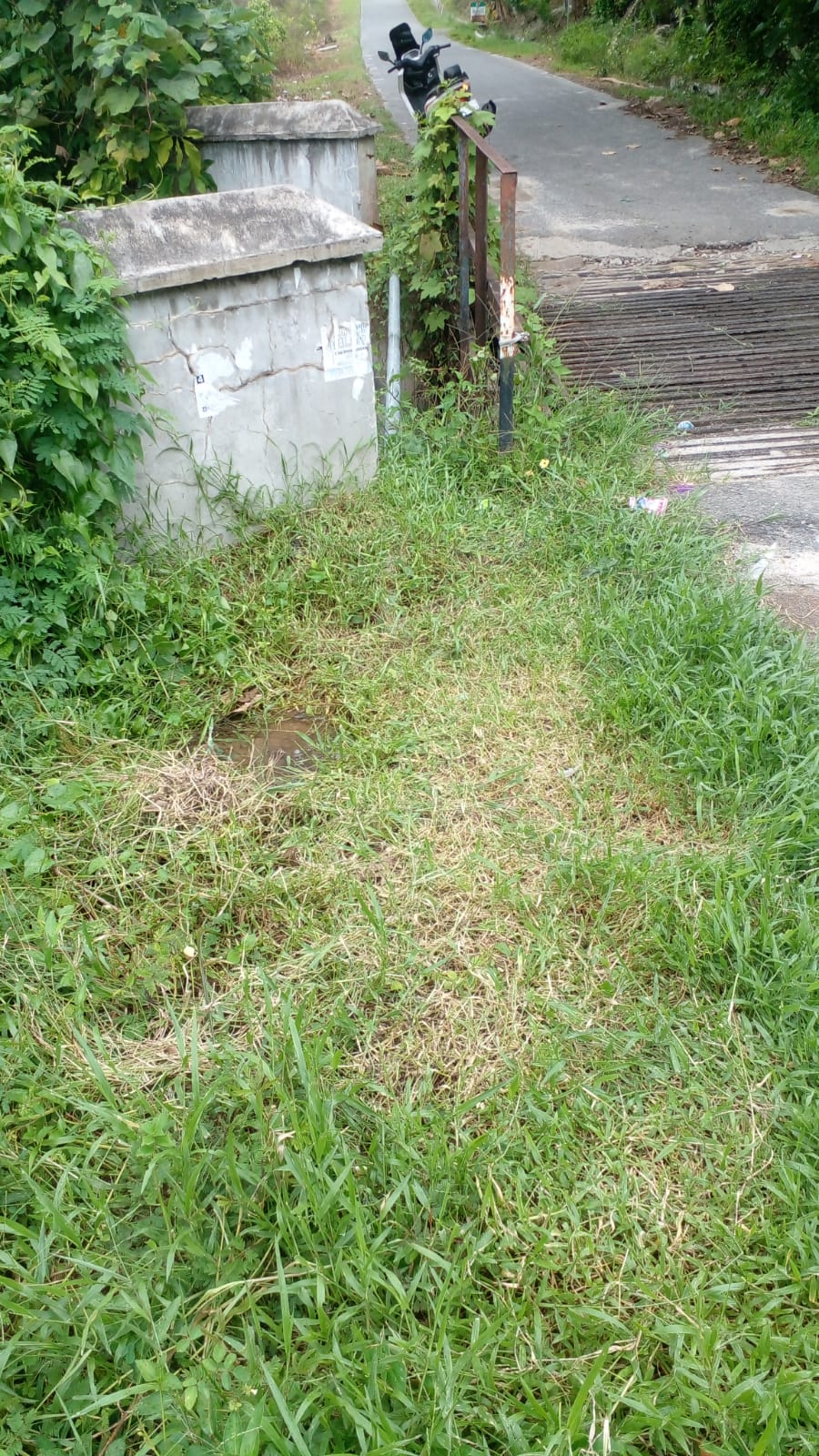 Kondisi pipa PDAM Tirta Lihou yang bocor  di Nagori Maligas Tongah. (Metrodaily/Nimrod Sinaga)