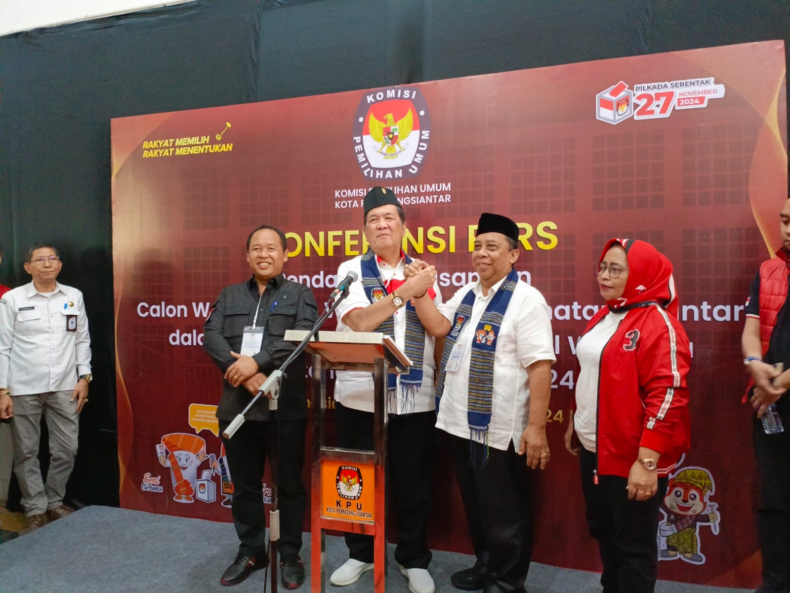 Pasangan Bakal Calon Walikota Yan Santoso dan Bakal Calon Wakil Irwan usai saat mendaftar ke KPU Kota Siantar.