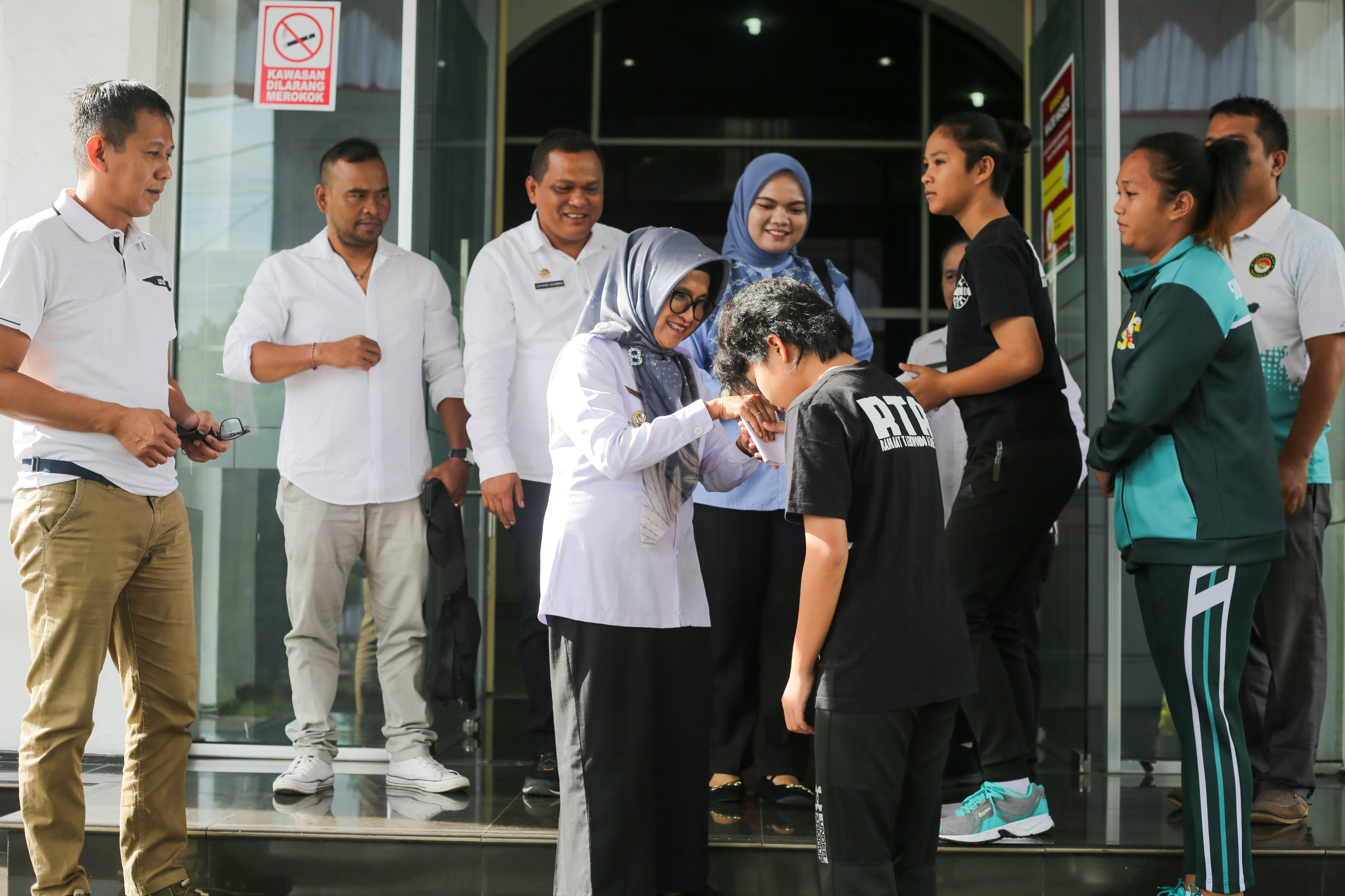 Wali Kota Pematangsiantar Susanti Dewayani Bersama atlet Taekwondo.