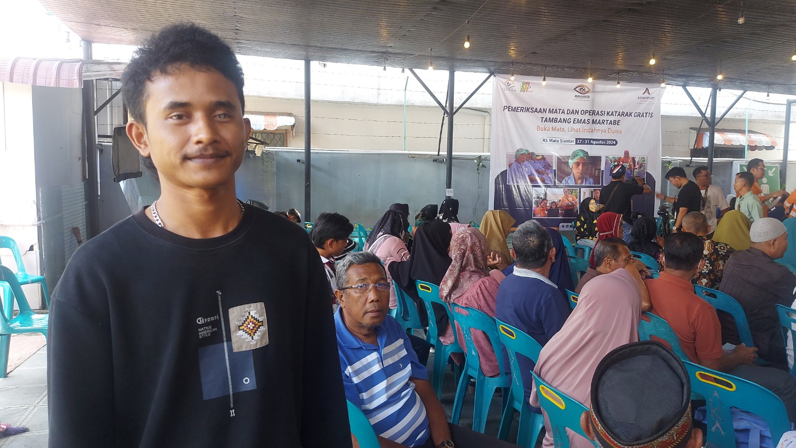 Guruh Maharaja Sriwijaya, pemuda 24 tahun penderita katarak, menunggu giliran pada Operasi Katarak Gratis 2024 yang digelar PT Agincourt Resources di RS Mata Siantar, Rabu (28/8/2024).