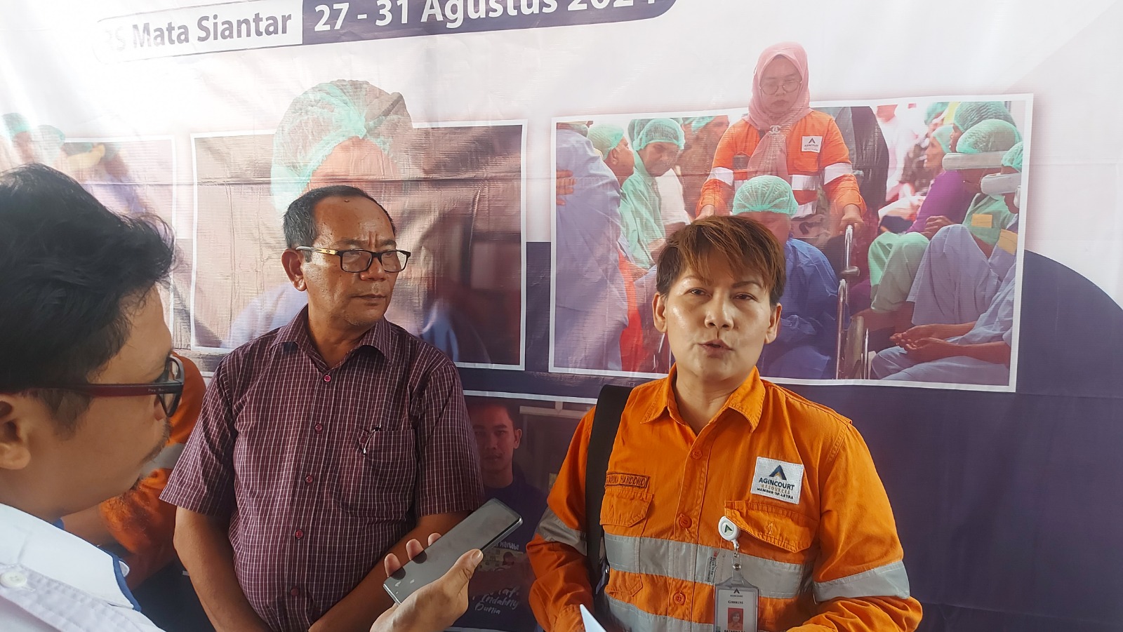 Senior Manager Corporate Communications PT Agincourt Resources, Katarina Siburian Hardono, bersama Direktur Utama RS Mata Mencirim 77 Medan, Syarifuddin.