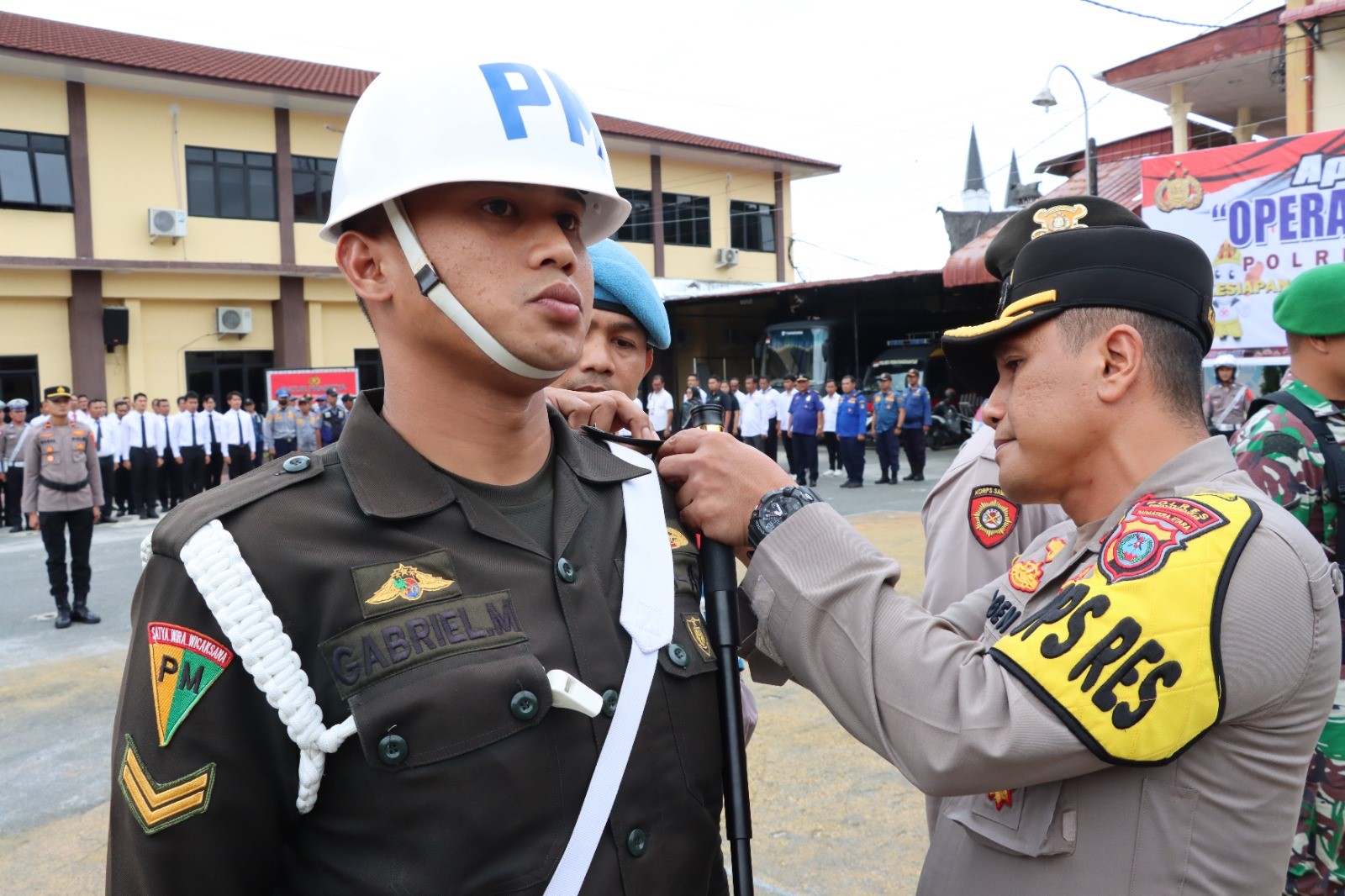 Penyematan pita tanda dimulainya Operasi Hatra Toba Tahun 2024.