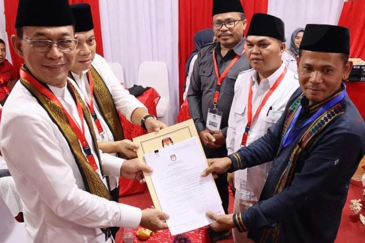Ketua KPU Tapsel Zulhajji Siregar bersama Komisioner lainnya menerima berkas pendaftaran Pacakada Tapsel Gus Irawan Pasaribu-Syahbuddin Siregar di kantor KPU Tapsel, Kamis (29/08/2024) sore.