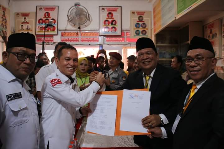 Diusung Partai Golkar, paslon cakada Psp periode 2024-2029 Irsan Efendi Nasution-Ali Muda Siregar diantar ribuan masyarakat dan simpatisan mendaftar ke KPU Psp, Kamis (29/08/2024) sore.