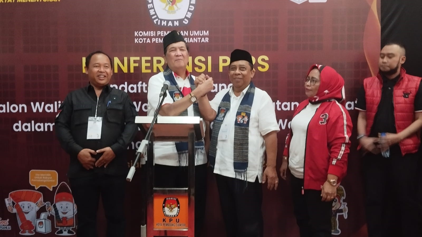 Pasangan Yan Santoso Purba-Irwan di Kantor KPU Pematangsiantar.