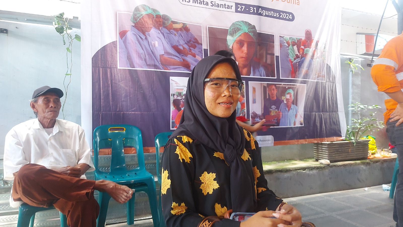 Yudistira Wulandari, ibu muda warha Simalungun, usai operasi di sela-sela Operasi Katarak Gratis 2024 yang digelar PT Agincourt Resources di RS Mata Siantar, Rabu (28/8/2024).
