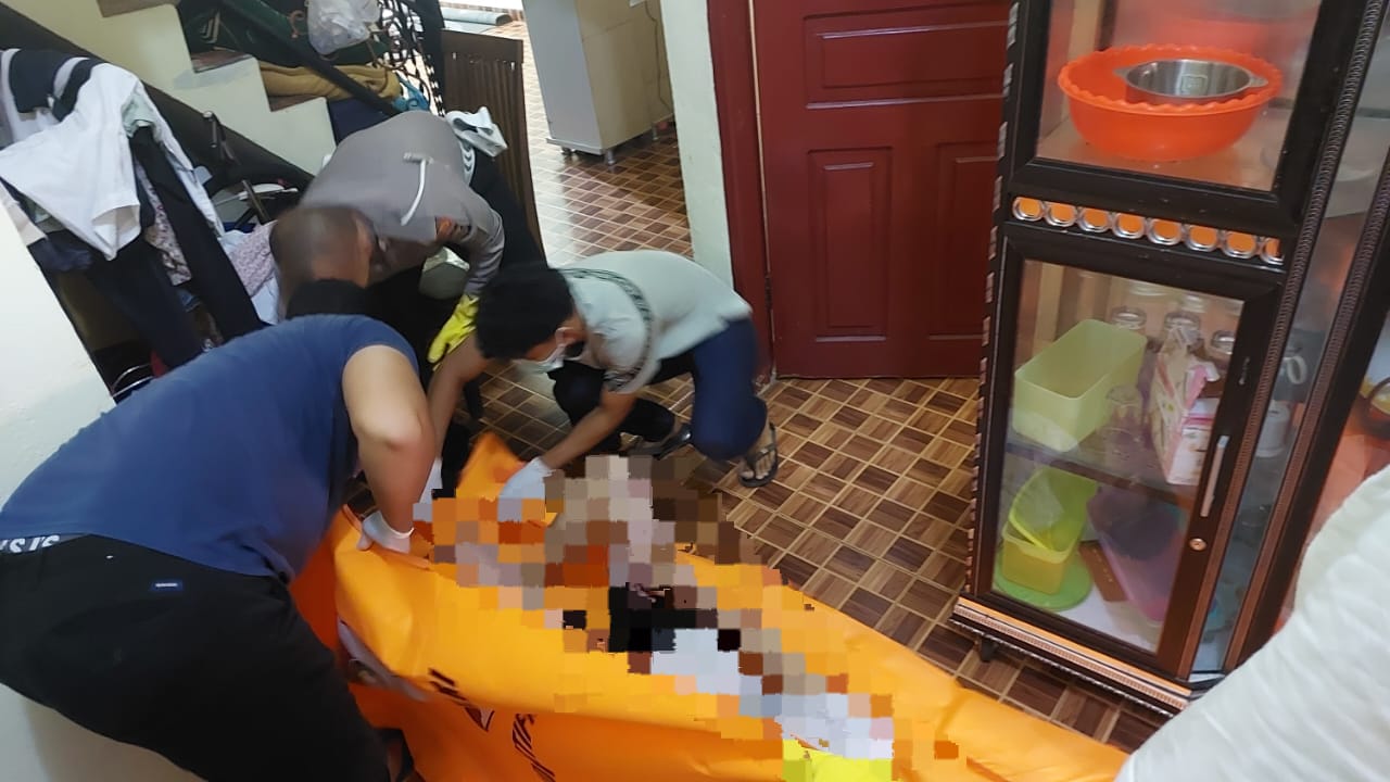 Saat personil kepolisian melakukan evakuasi korban SN ke Rumah Sakit untuk dilakukan pemeriksaan medis atau visum.