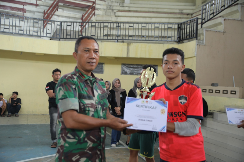 Penyerahan penghargaan untuk para juara futsal Gasak Cup 2.