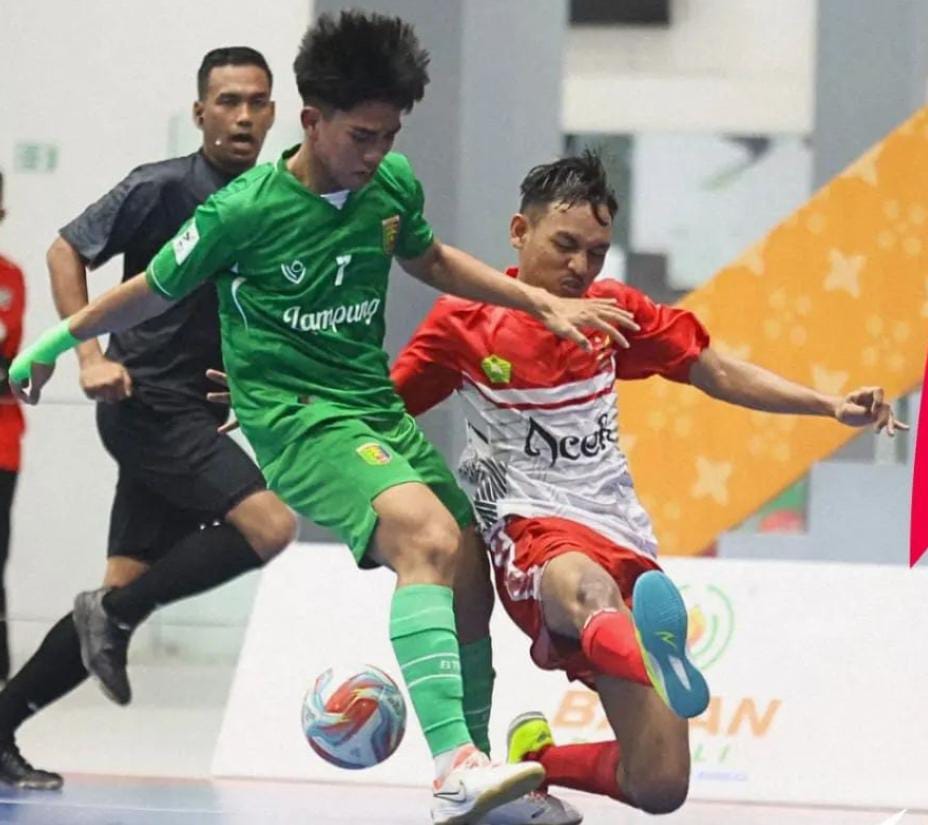 Tim Futsal Aceh (baju merah putih) menggilas Tim Futsal Lampung dalam laga penyisihan Grup B di PON XXI Aceh-Sumut 2024.