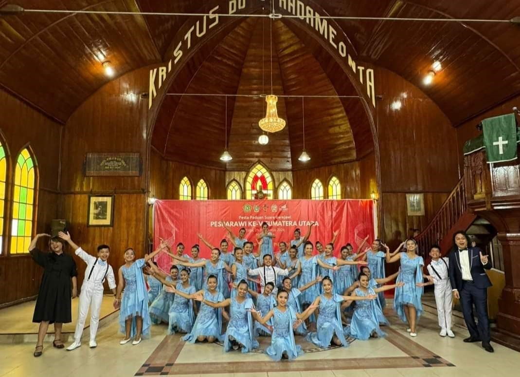 Paduan Suara Anak Kabupaten Simalungun yang meraih juaga 1 Pesparawi V Tingkat Sumut di Kabupaten Toba.