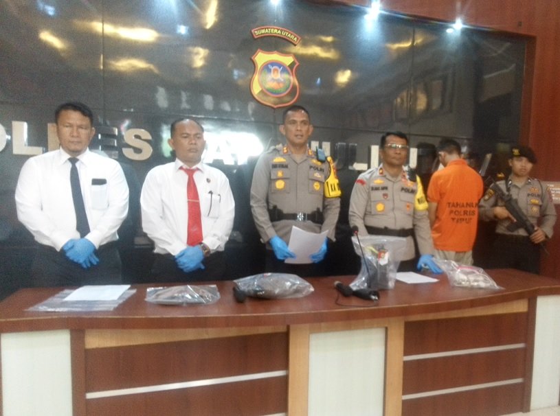 Tersangka pembunuhan saat diamankan Polres Tapanuli Utara.