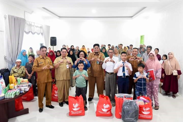 Plt Sekdako Psp Ary Junaedi didampingi Asisten Perekonomian, Kadis Sosial, Kadis Kominfo, perwakilan Insyaf Kota Medan saat serahkan bantuan Atensi.