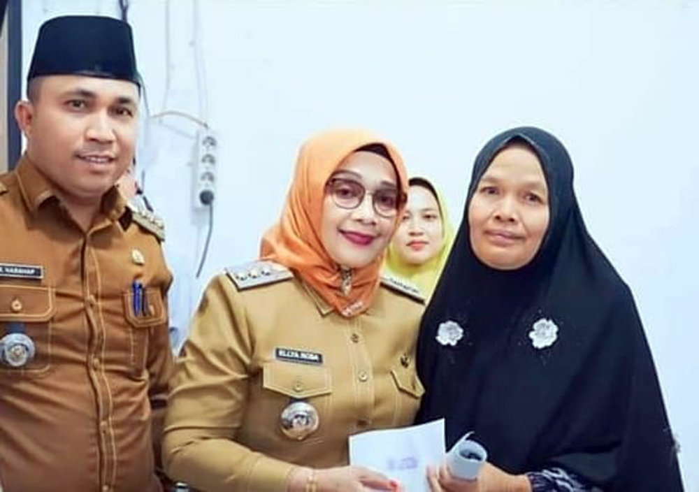 Plt Bupati Labuhanbatu Hj Ellya Rosa Siregar saat menyalurkan zakat di Bilah Hilir.