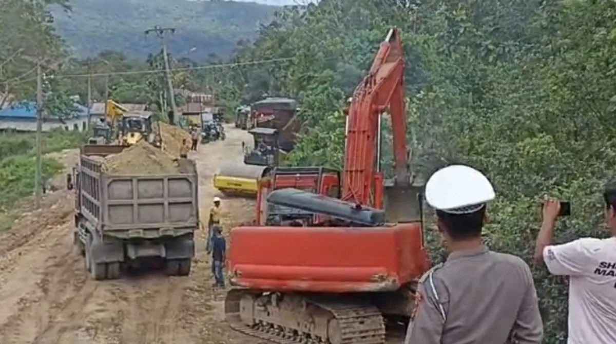 Tanjakan ekstrem badan Jalan nasional Batu Jomba di Desa Luat Lombang, Kecamatan Sipirok.