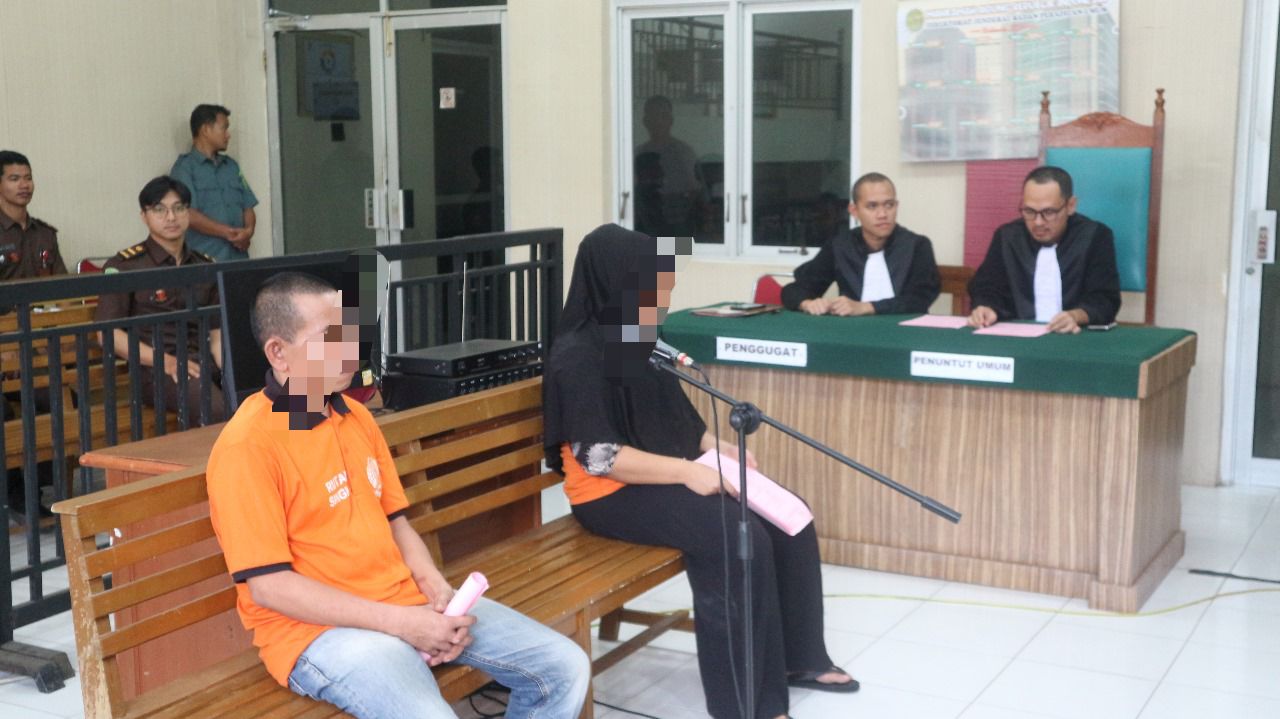 Kedua pelaku SL dan IW di kursi pesakitan untuk mendengarkan tuntutan JPU di Kejari Singkil.