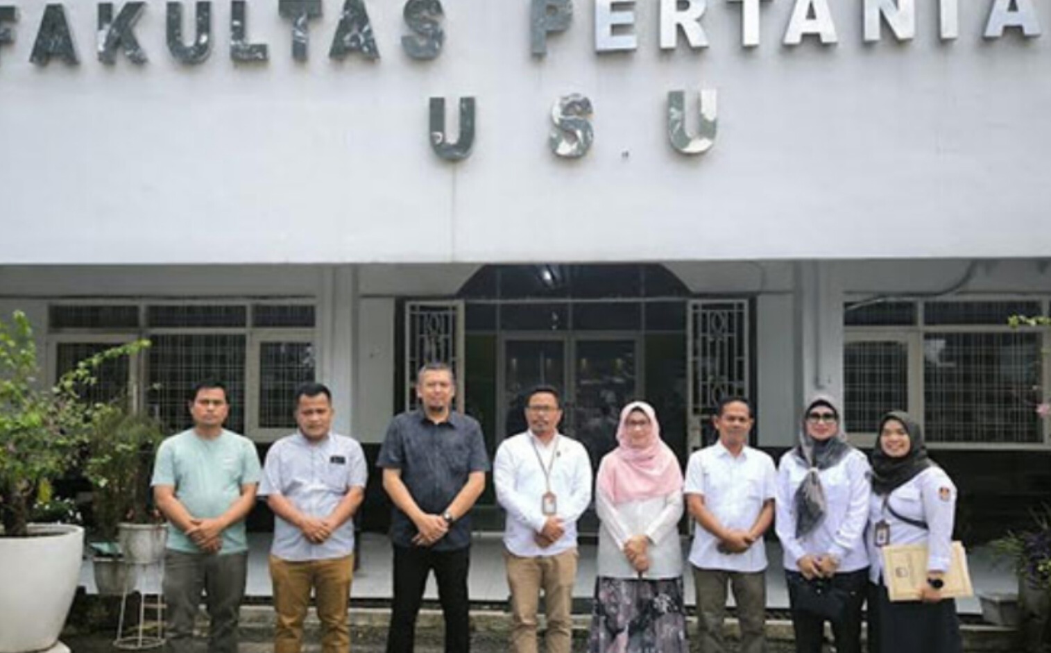 Bawaslu Tapsel saat melakukan verifikasi ijazah bakal pasangan calon.