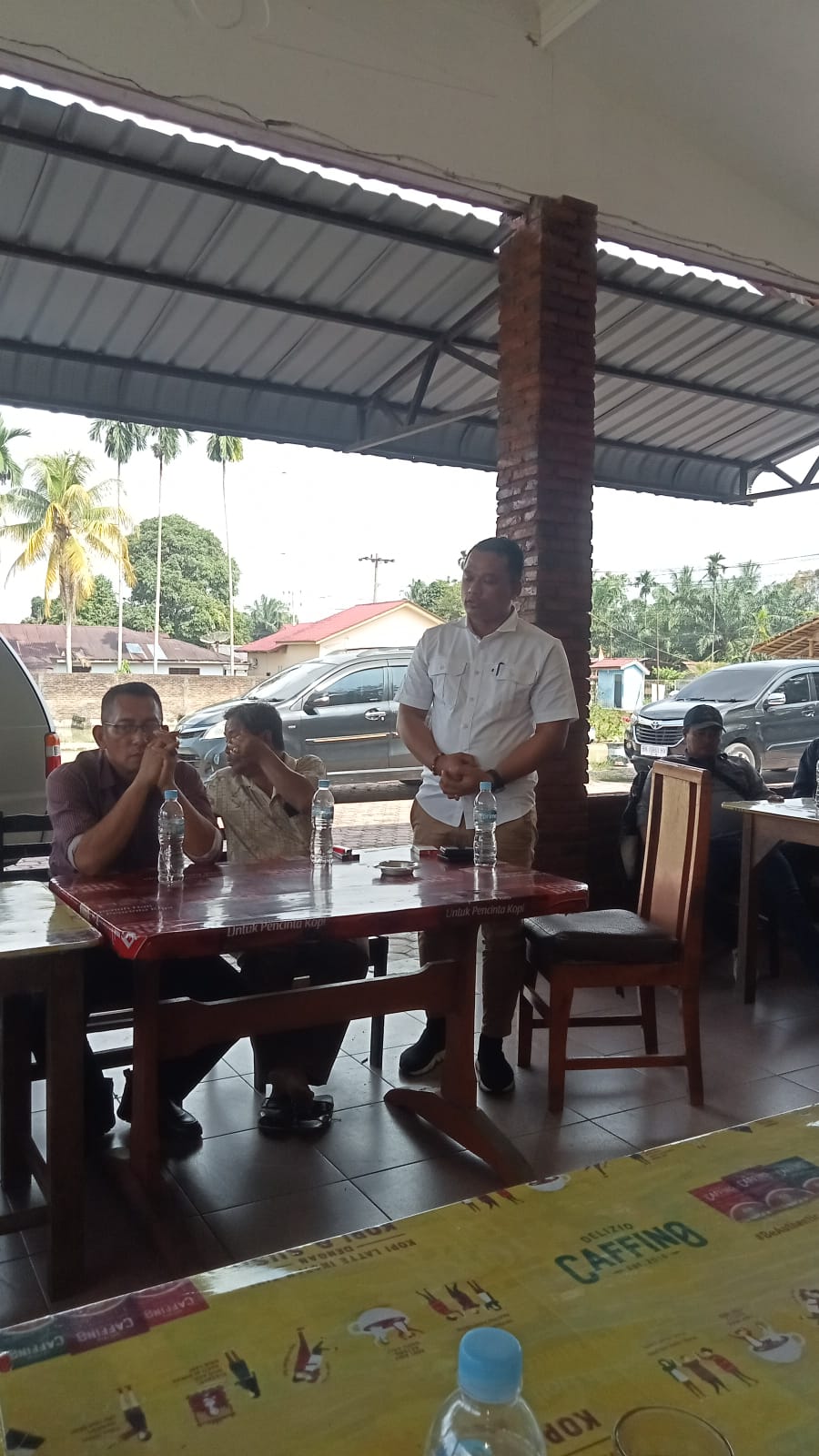 Anggota DPRD Simalungun Bona Uli Rajagukguk SH memberikan sambutan saat pertemuan calon Wakil Bupati Simalungun Benny Gusman Sinaga. (Metrodaily/Nimrod Sinaga)