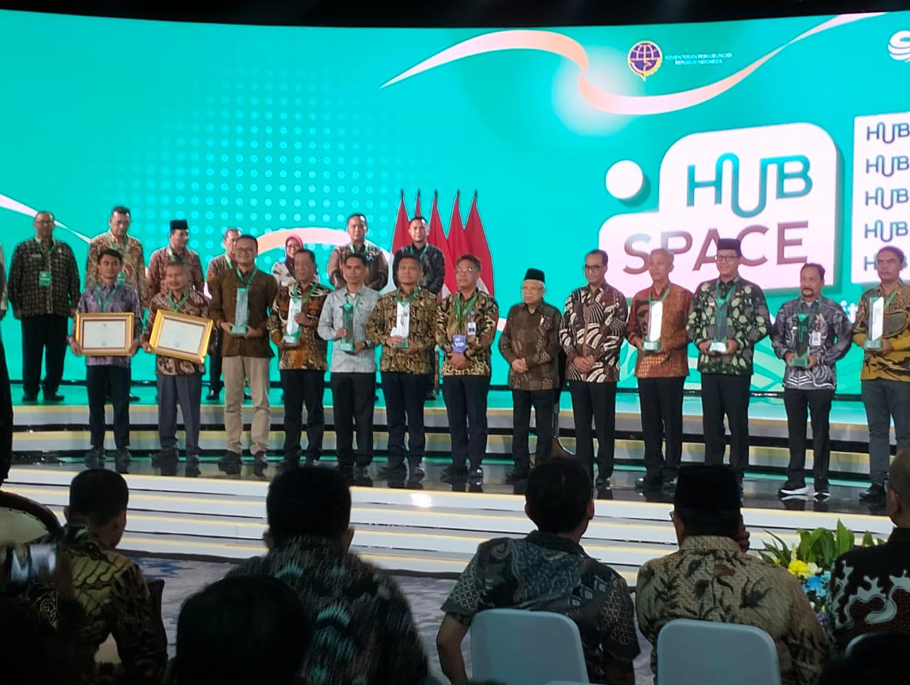 Saat Plt Kadishub Aceh Singkil Syam&rsquo;un Nasution, S.ST menerima piagam dan piala dari Kemnhub RI bersama kabupaten kota lainnya se Indonesia.