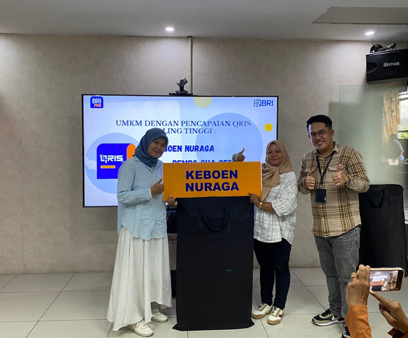 Pinca BRI BO Psp, Alde Tio Putra, memberikan reward kepada pedagang UMKM acara CFD Alaman Bolak Nadimpu Psp.