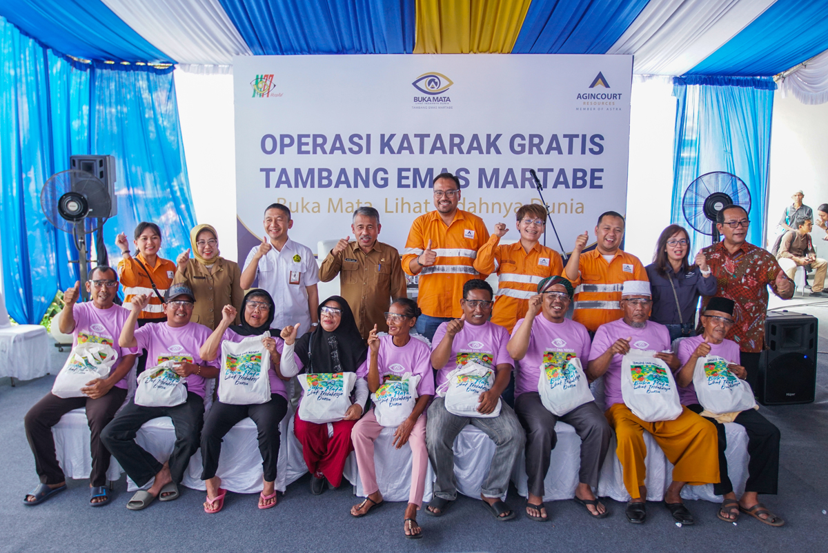 Para pasien operasi katarak berfoto bersama saat penutupan Rangkaian Pemeriksaan Mata dan Operasi Katarak Gratis 2024 Tambang Emas Martabe yang berlangsung di RS Mata Mencirim 77 Medan, Senin (9/9)