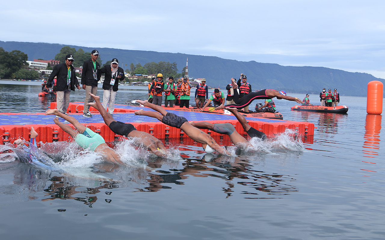 Tujuh atlet putra  melompat dari papan start  pada Perhelatan Renang Perairan Terbuka PON XXI Aceh-Sumut dengan nomor 5.000 meter  di  perairan Wisma Bahari, Danau Toba, Parapat, Senin (9/9/24).PB PON XXI Aceh-Sumut/Dhev Fretes Bakkara