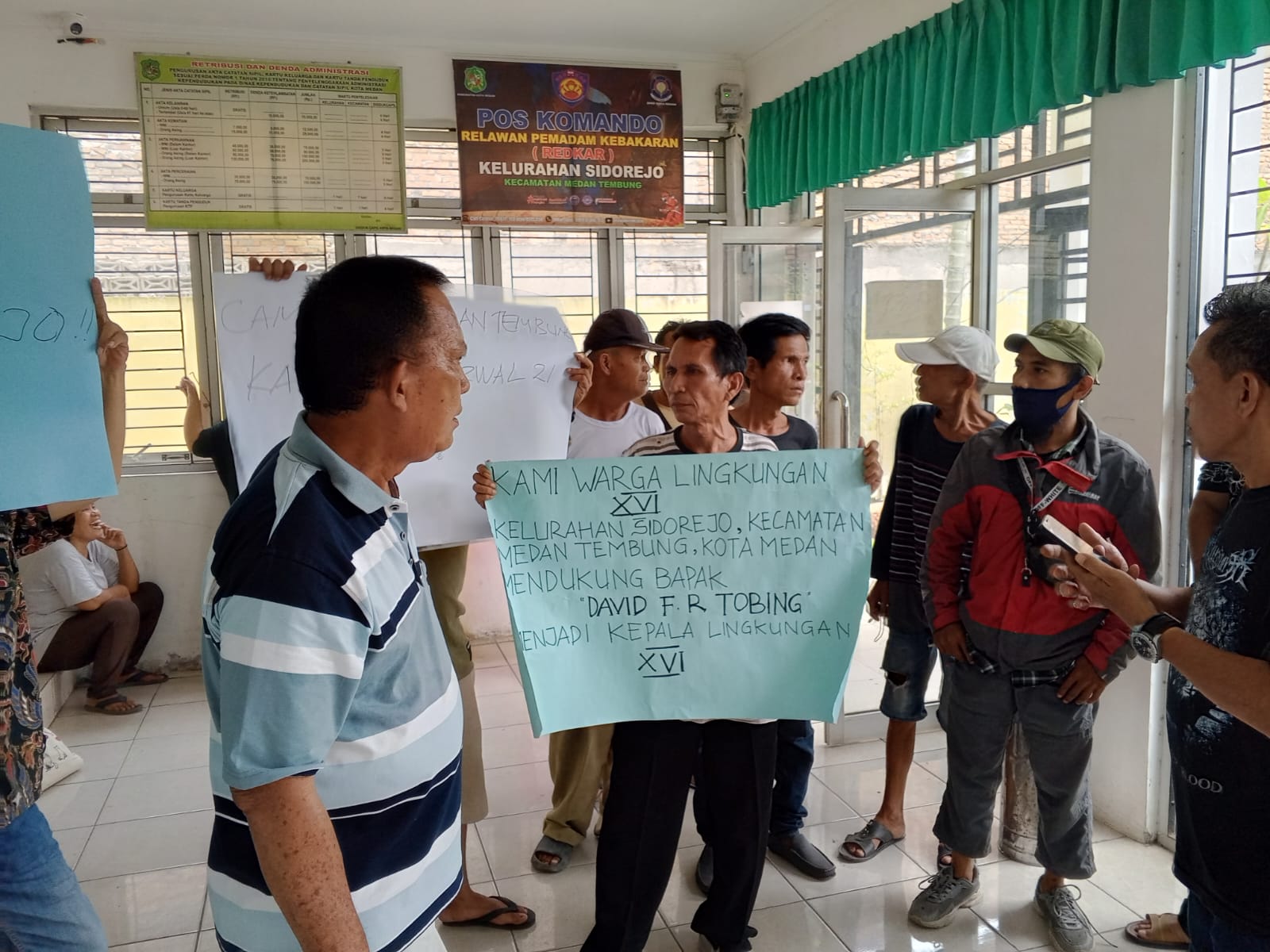 Warga Lingkungan 16 Kelurahan Sidorejo, Kecamatan M edan Tembung, Kota Medan demo ke Kantor Camat dan Kantor Lurah, karena seleksi pemilihan Kepling diduga curang.