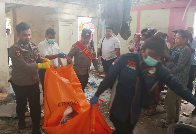 Pihak kepolisian Polres Tebingtinggi saat melakukan olah TKP dan mengevakuasi jasad korban.