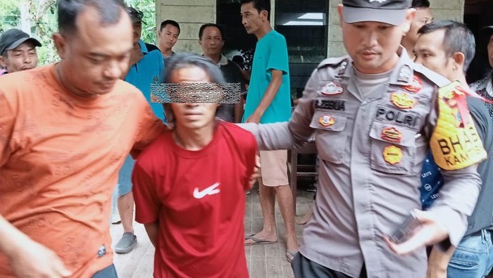 Pelaku saat diamankan pihak kepolisian.
