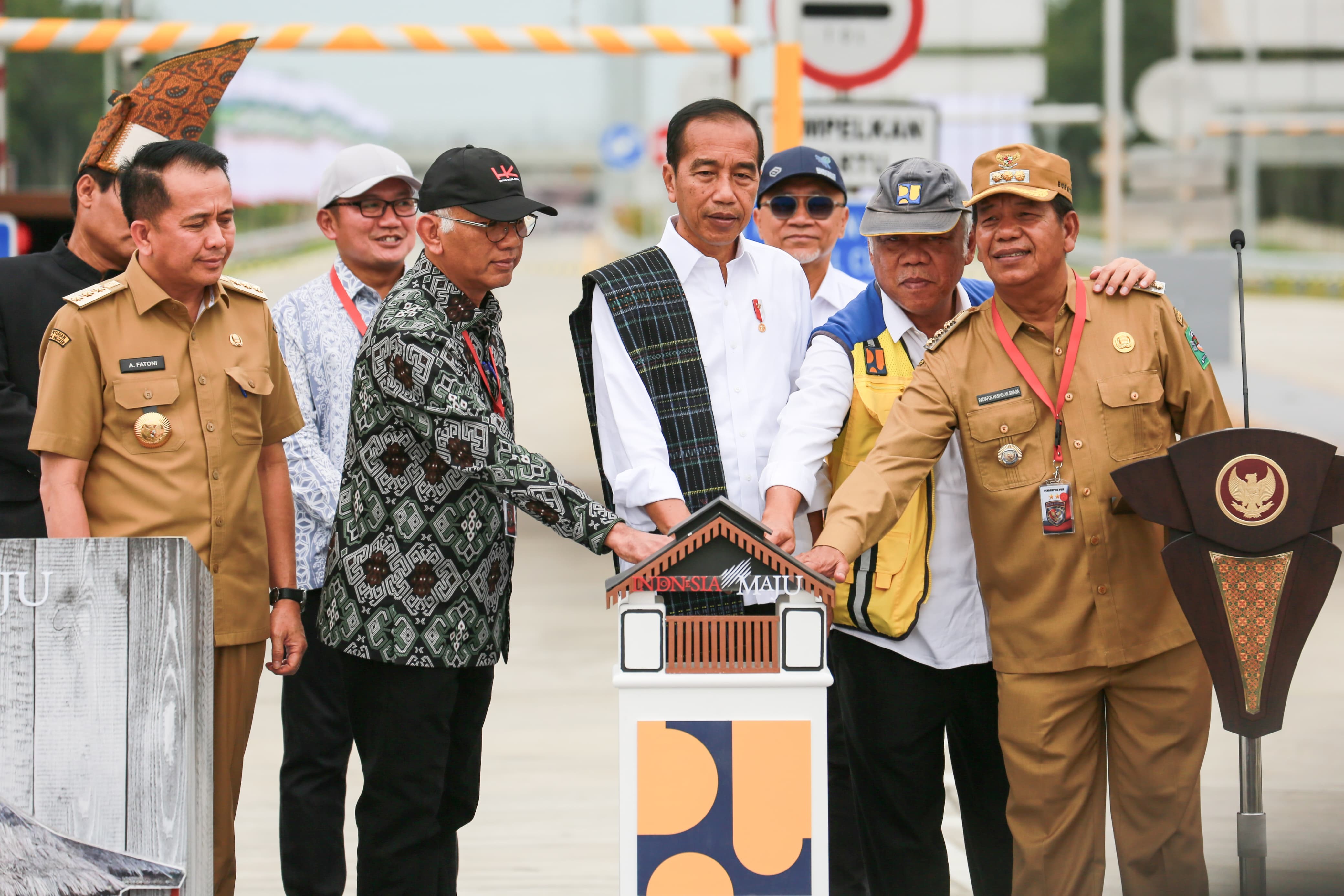 Peresmian jalan tol di gerbang tol Sinaksak Kecamatan Tapian Dolok Kabupaten Simalungun.